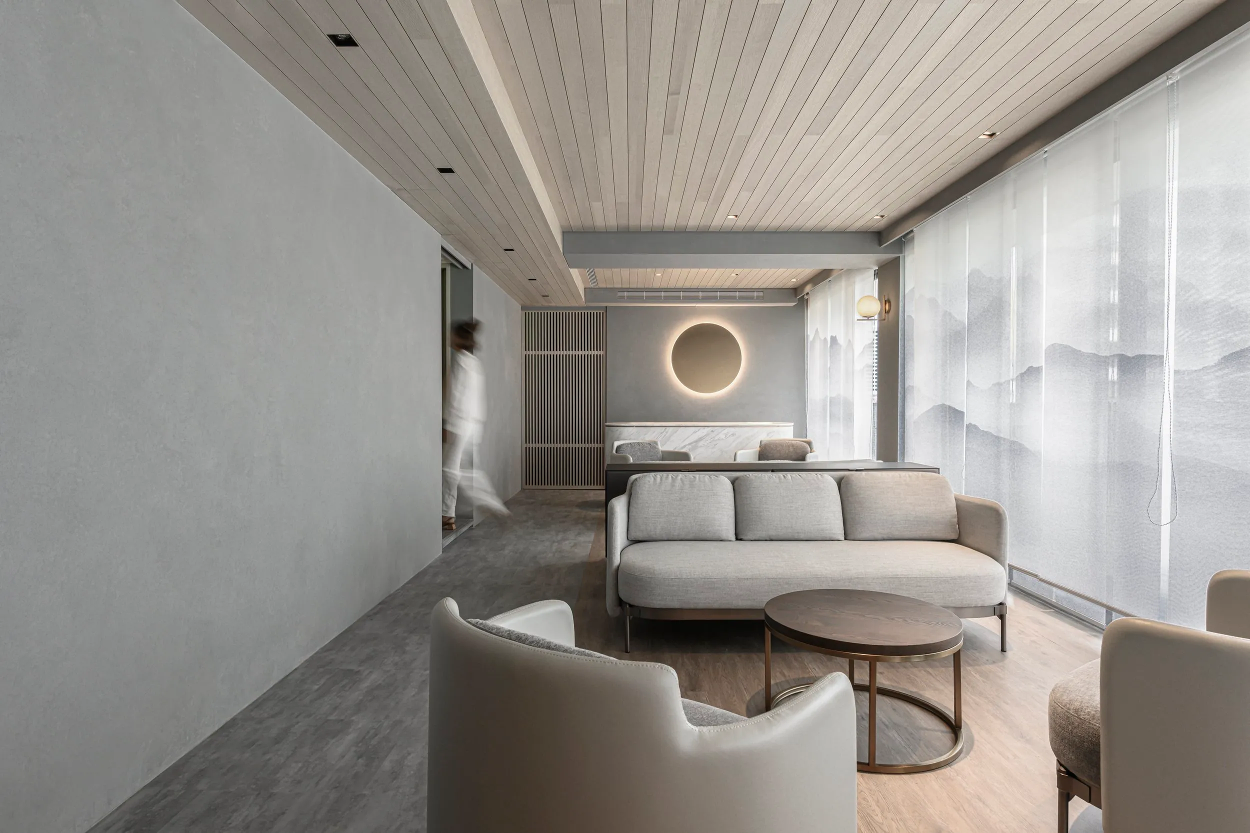 Open sightlines and soft tones create a spacious, unhurried atmosphere.