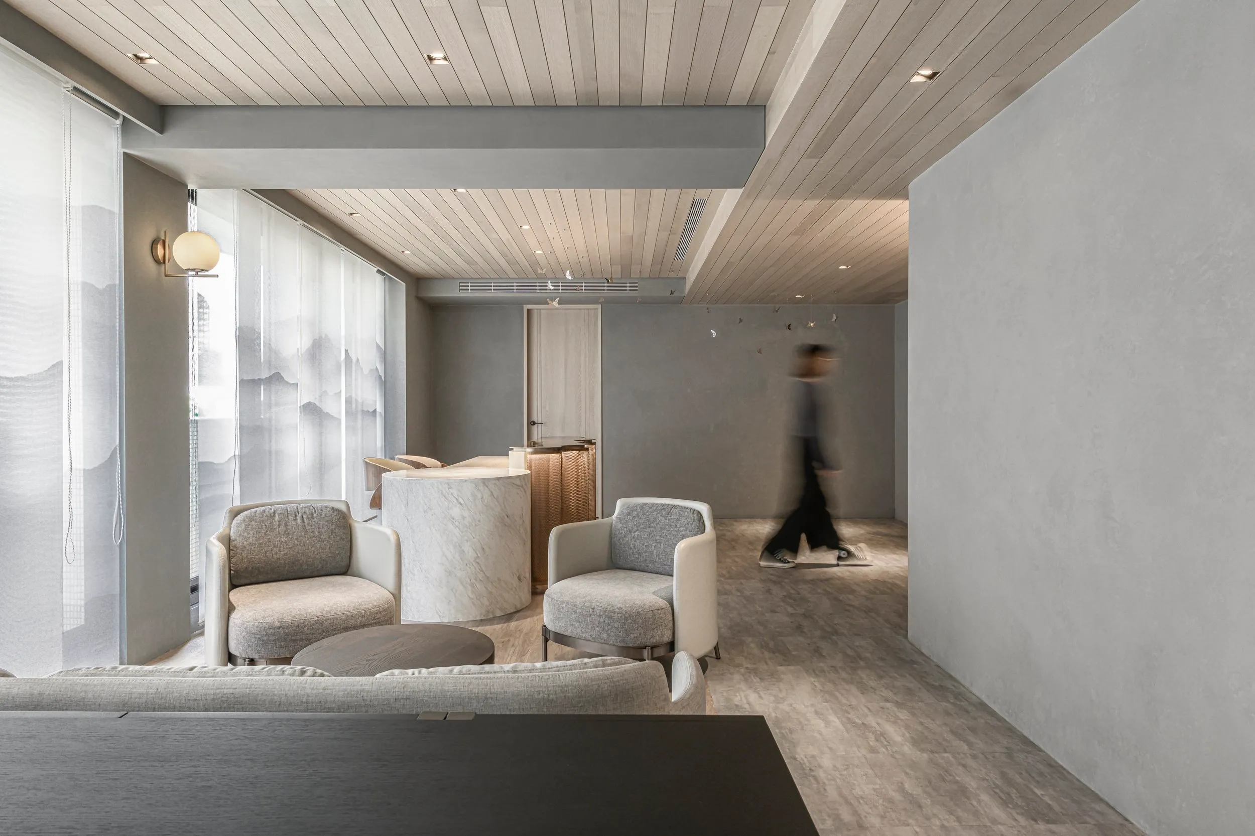 Refined material details reflect the clinic’s understated luxury.