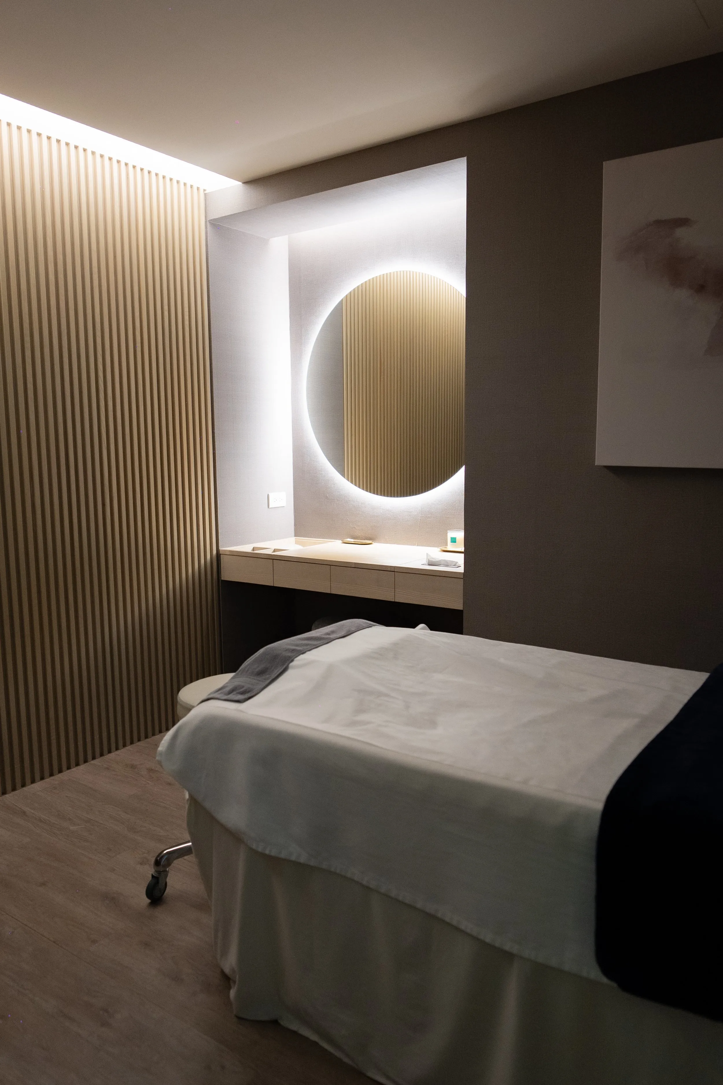 A private treatment room shaped by warmth, softness, and precision.