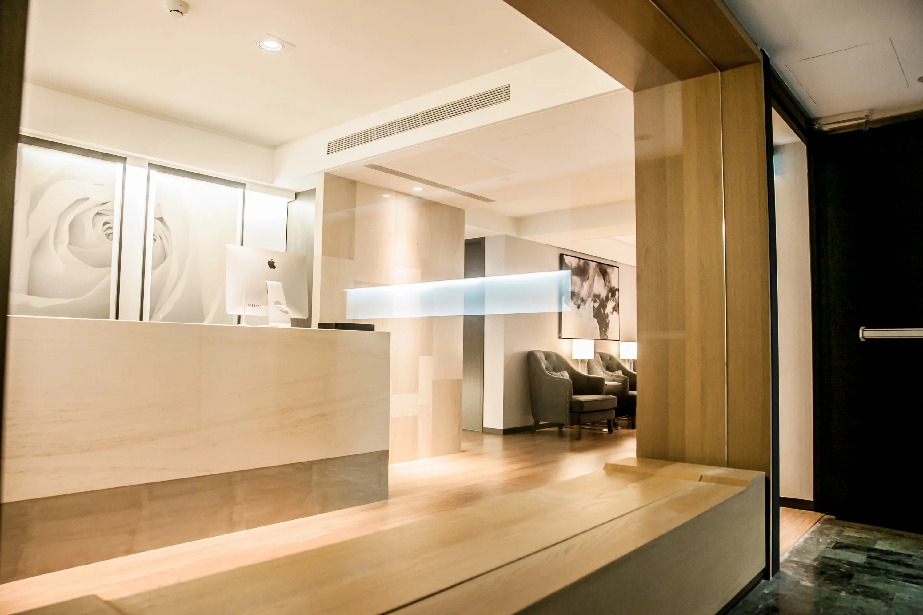 The reception space at Salient Taipei Mingyang, designed to welcome each visit with calm and clarity.