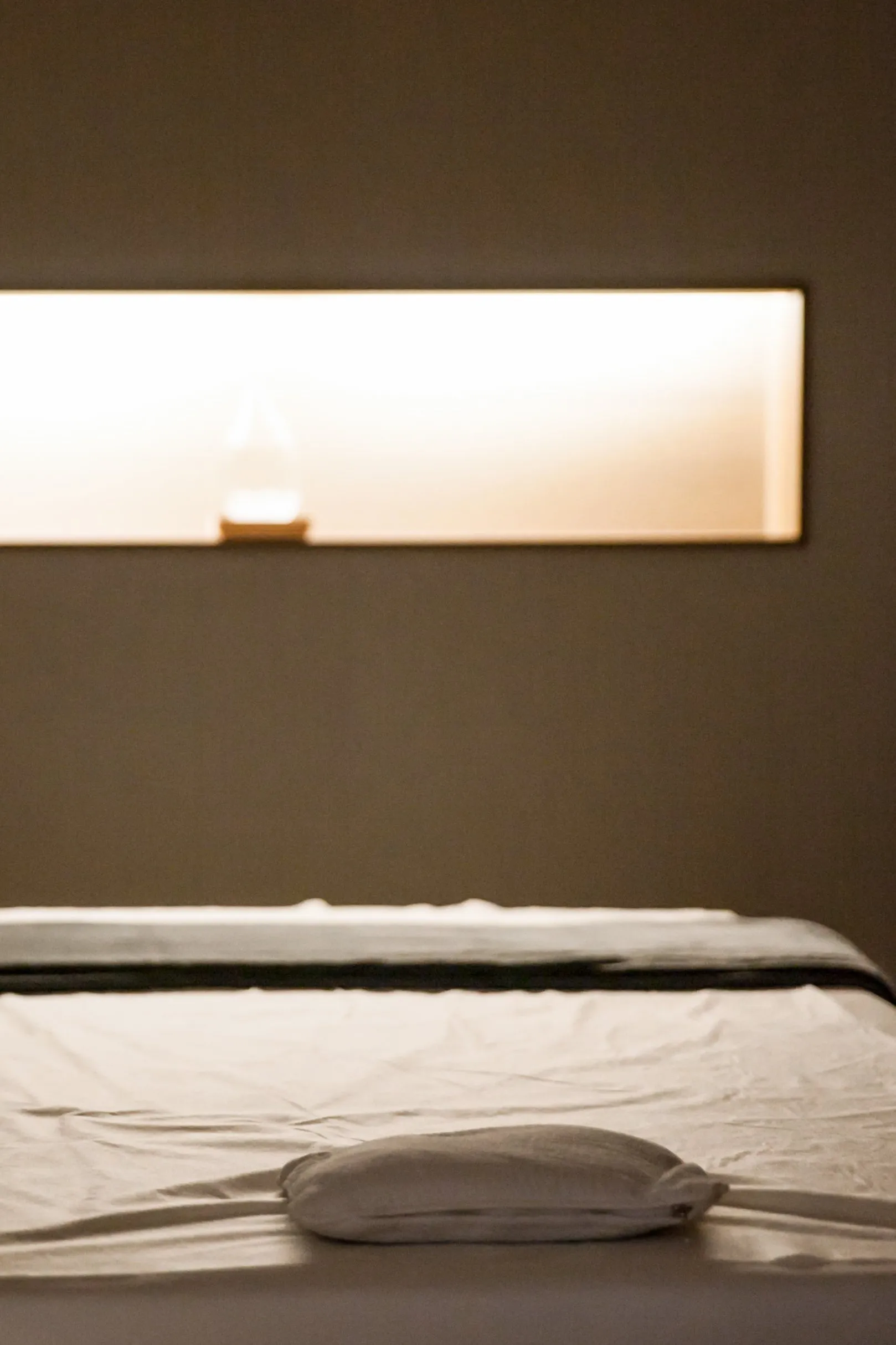Subtle lighting details reflect the clinic’s calm and refined atmosphere.