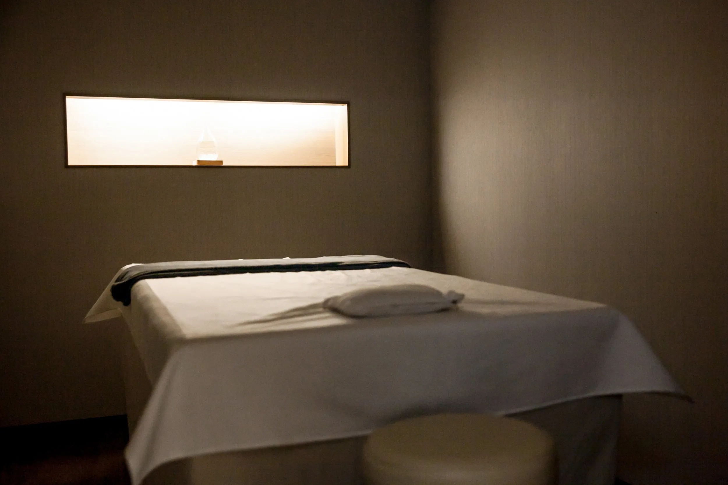 A private treatment room designed for rest, precision, and ease.