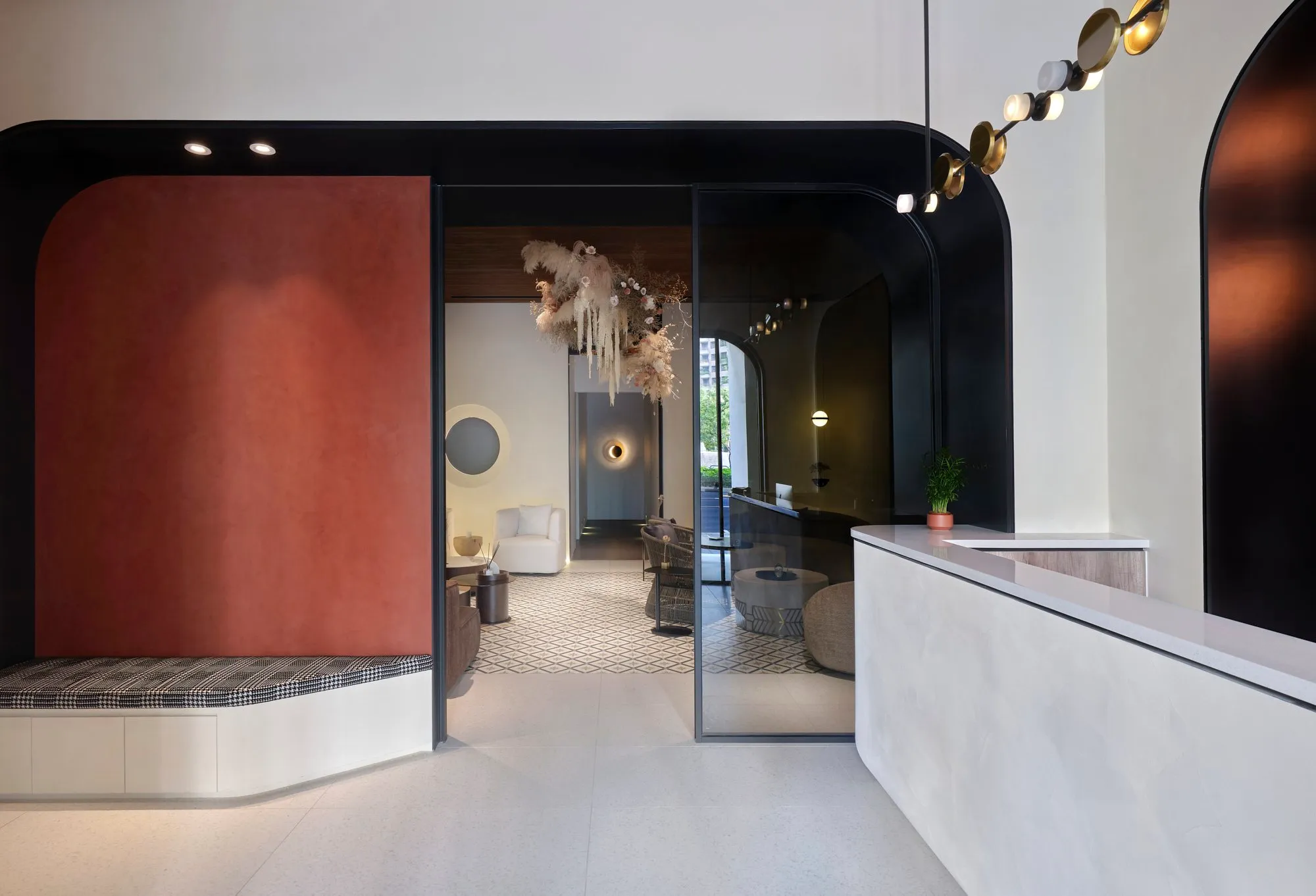 A welcoming transition from entrance to reception, shaped by softness and structure.